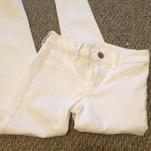 White American Eagle skinny jeans
